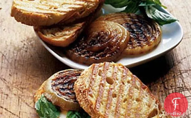Provolone, bazylia i cebula na włoskim chlebie