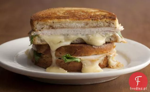 Grillowana kanapka z indykiem, Brie i masłem jabłkowym z rukolą