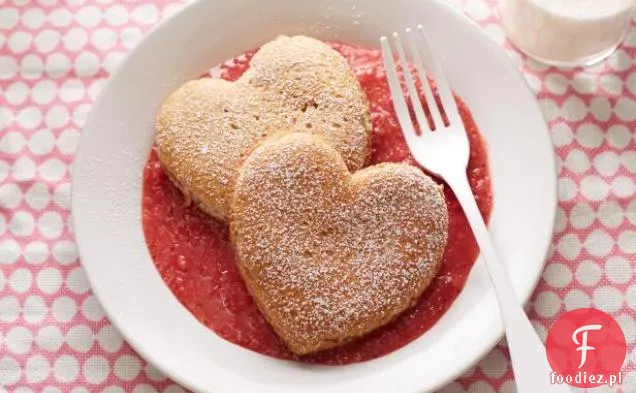 Naleśniki pełnoziarniste w kształcie serca z sosem truskawkowym