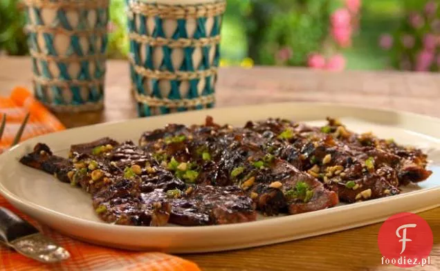 Pomarańczowo-imbirowe grillowane żeberka bez kości z zieloną cebulą i orzechowym smakiem