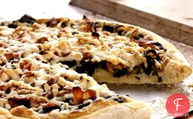 Szpinak, karmelizowana cebula i pizza z boczkiem