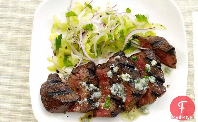 Stek z masłem z niebieskiego sera i sałatką z selera