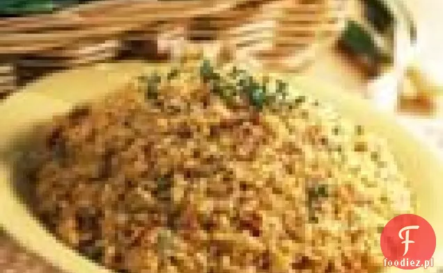 Brązowy ryż pieczony w piekarniku z pieczonymi pomidorami