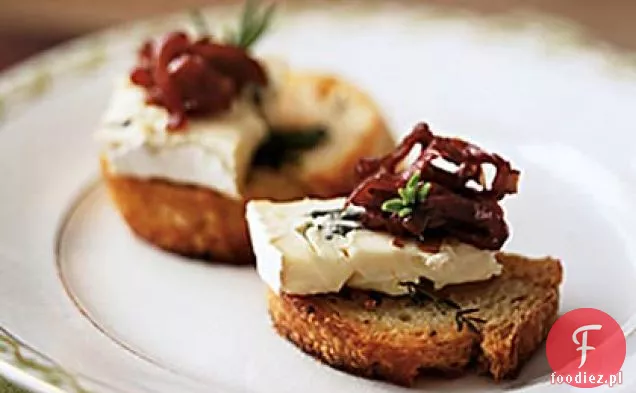 Crostini ziołowe z serem pleśniowym i karmelizowaną cebulą