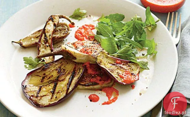 Grillowany bakłażan z pieczonym sosem z czerwonej papryki