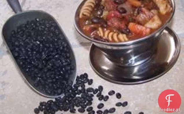 Pikantna włoska kiełbasa i zupa z Czarnej Fasoli