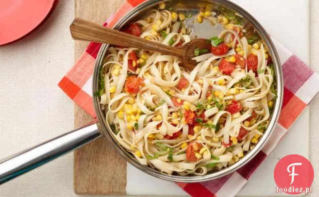 Tagliatelle z kukurydzą i pomidorkami koktajlowymi