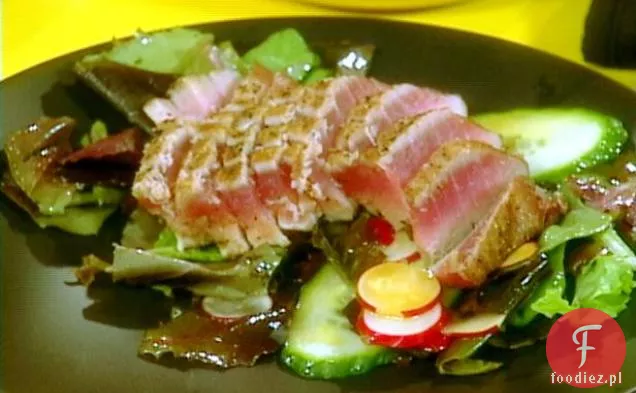 Zapiekany tuńczyk Ahi i sałatka z mieszanej zieleni z winegretem Wasabi