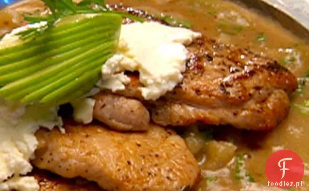 Medaliony wieprzowe z kozim serem i rodzynkami jabłkowymi kompot cynamonowy