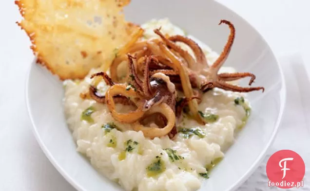 Risotto czosnkowe z kalmarami i chipsami parmezan
