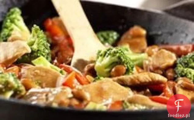 Kurczak azjatycki z orzeszkami ziemnymi