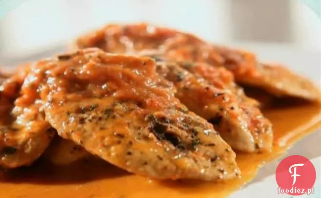 Kurczak pieczony na patelni z pieczonym sosem pomidorowym