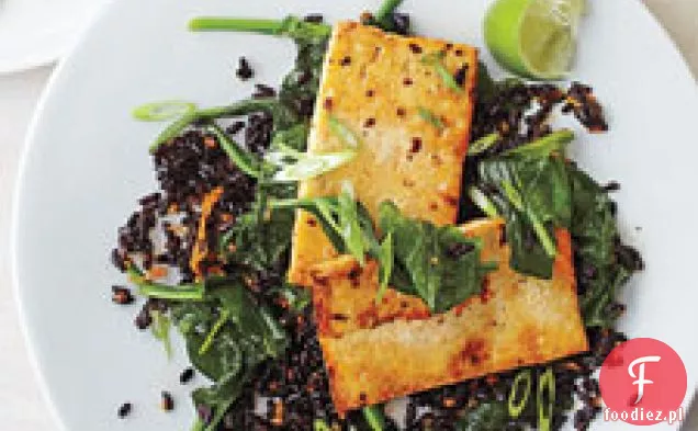 Smażony Czarny Ryż Z Imbirowym Tofu I Szpinakiem