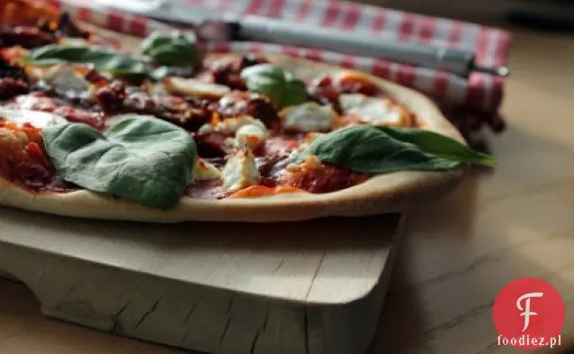 Kozi ser, suszony pomidor i karmelizowana cebula Pizza