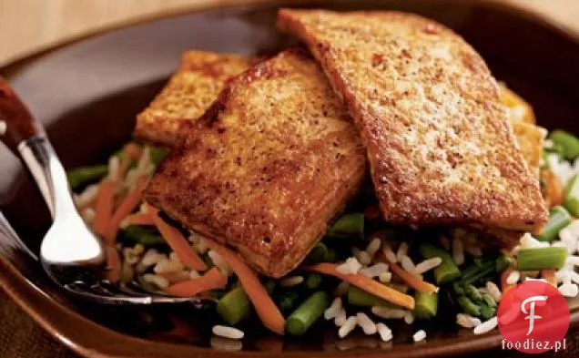 Tofu glazurowane Chili na szparagach i ryżu