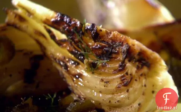 Grillowany koper włoski z grillowanym sosem Jalapeno