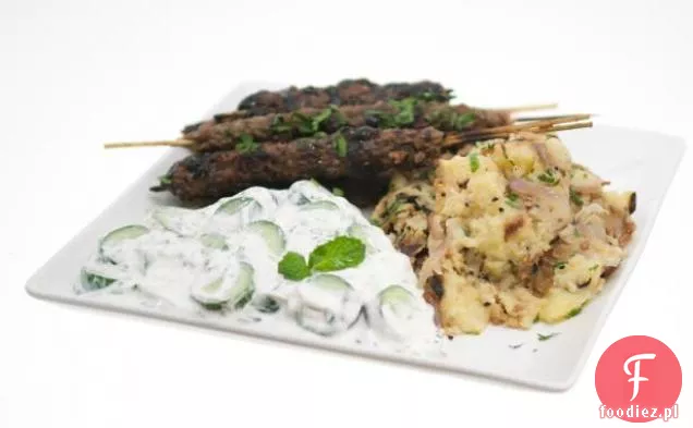 Mielone jagnięce kebaby Kofto z polewą z granatu, ziemniakami przyprawionymi bengalskim i perskim ogórkiem Raita