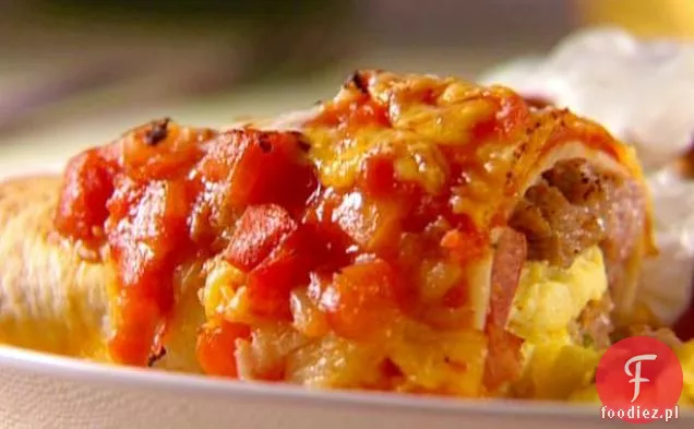 Śniadanie Enchiladas z czerwonym sosem
