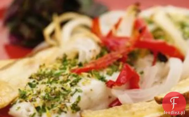Halibut Pieczony Z Czerwoną Papryką, Cebulą I Ziemniakami