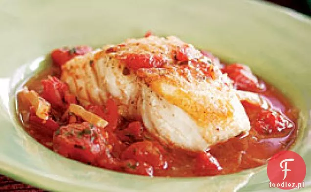 Halibut duszony w bulionie pomidorowo-koprowym