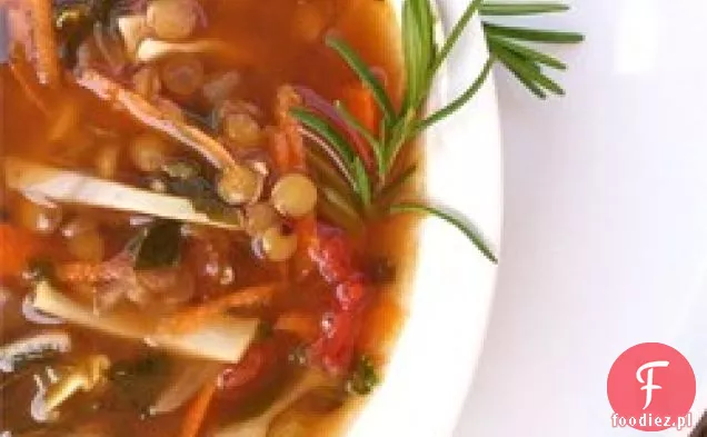Obfita zupa z soczewicy i kiełbasy