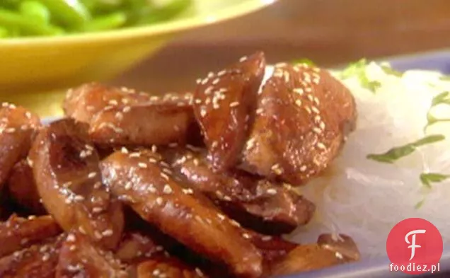 Paluszki z kurczaka miodowo-Teriyaki z sezamem z makaronem celofanowym sezamowym i groszkiem