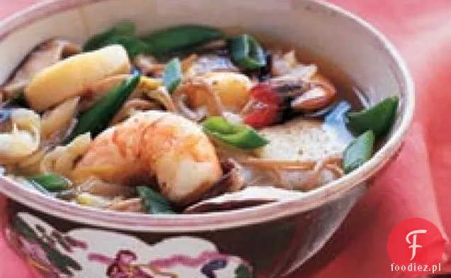 Azjatycki Rosół Z Gotowanymi Krewetkami, Przegrzebkami I Makaronem Soba