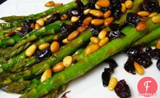 Szparagi z żurawiną i orzeszkami piniowymi
