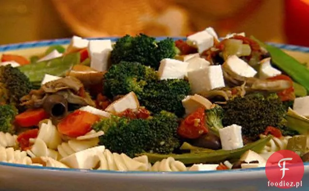 Spirale makaronowe z Podsmażonymi warzywami, oliwkami i wędzoną mozzarellą