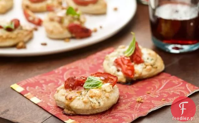 Pizzette z gorgonzolą, pomidorem i bazylią