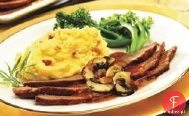 Mostek wołowy z pieczarkami i cebulą perłową