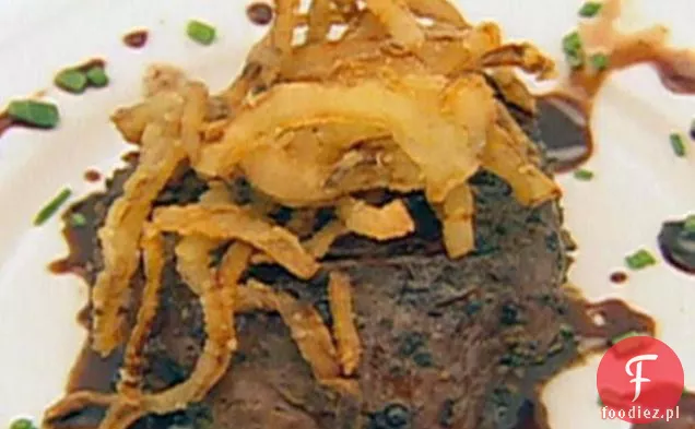 Polędwica wołowa z pieprzem na pomidorze wołowym z kozim serem, cebulą smażoną po francusku i sosem z octu balsamicznego