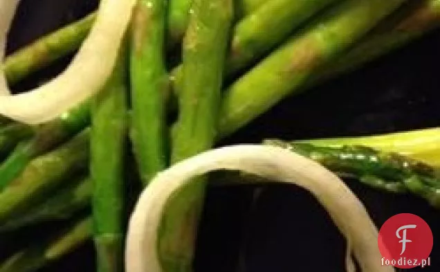 Szparagi smażone na patelni z cebulą