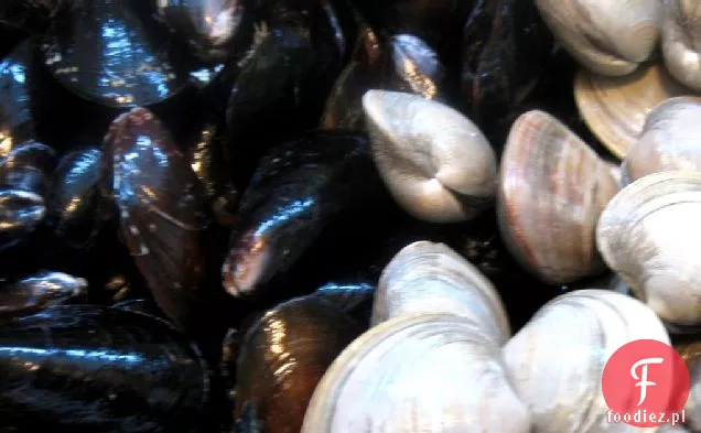 Cioppino z pieczonymi pomidorami i grzankami czosnkowo-Pietruszkowymi
