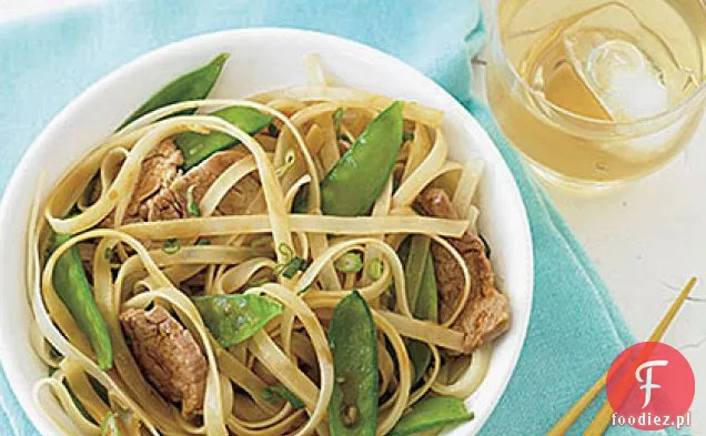 Smażona wieprzowina, groszek śnieżny i makaron ryżowy