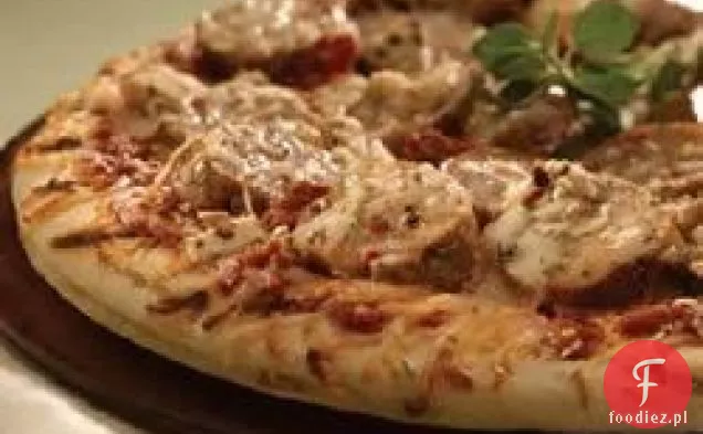 Grillowana śródziemnomorska Grecka Pizza z suszoną kiełbasą z kurczaka z pomidorami