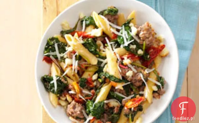 Włoska Kiełbasa I Suszony Na Słońcu Makaron Pomidorowy