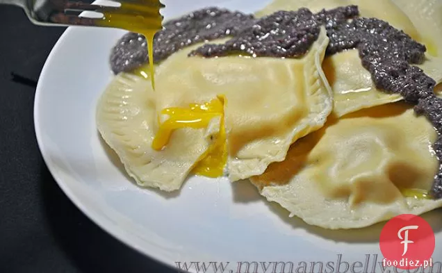 Makaron Pesto Z Fioletowego Grochu Z Gotowanym Jajkiem Przepiórczym