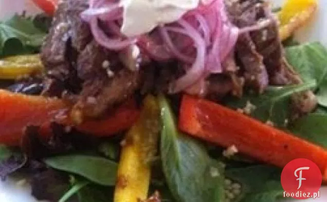 Grillowana Sałatka Ze Stekiem Fajita Z Marynowaną Różową Cebulą