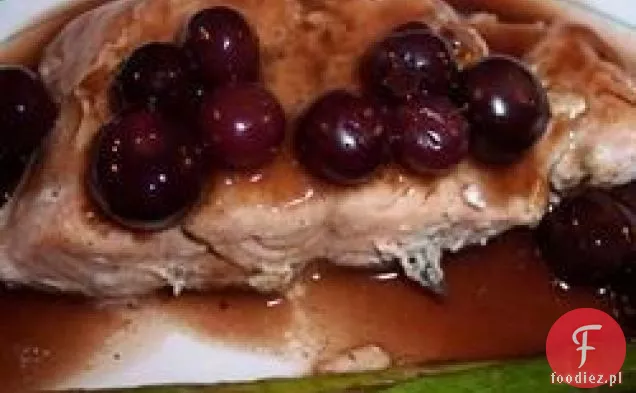 Grillowane steki z łososia z pikantnym sosem jagodowym