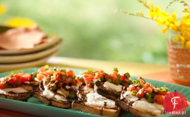 Crostini z Mascarpone, grillowaną szalotką, pomidorem i glazurą balsamiczną