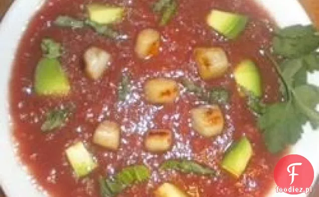 Schłodzona zupa pomidorowa ze smażonymi przegrzebkami, awokado i podartą bazylią