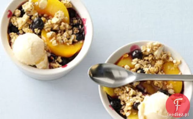 Owoce i granola chrupiące z jogurtem