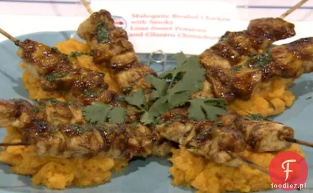 Mahoniowy Pieczony kurczak ze słodkimi ziemniakami z wędzonej limonki i kolendrą Chimichurri