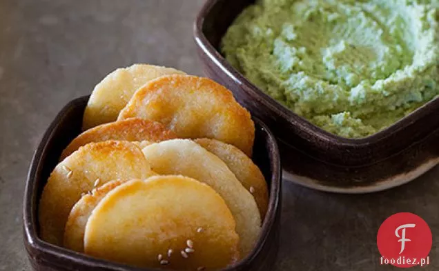 Dip Edamame z domowymi japońskimi krakersami ryżowymi (senbei)