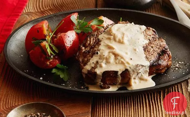 Stek z żeberka z cebulowym sosem z sera pleśniowego