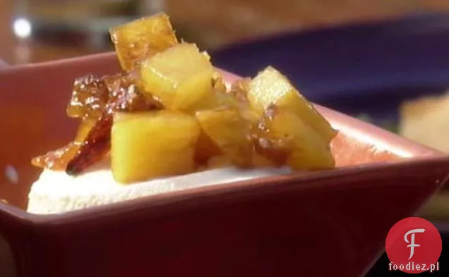 Rum-pieczony ananas i słodzone orzechy pekan z lodami waniliowymi