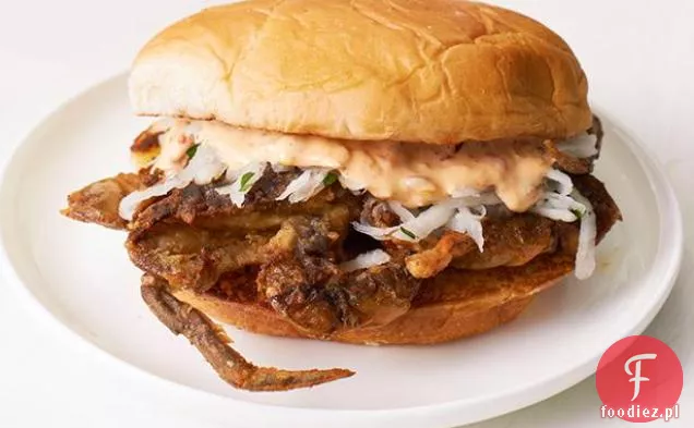 Kanapki Z Krabem W Miękkiej Skorupce Z Singapurską Slaw