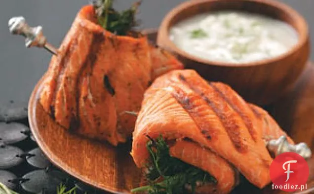 Spirale z łososia z sosem ogórkowym