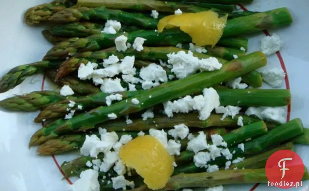 Cytrynowe szparagi gotowane na parze z pokruszoną fetą (lub tartym parmezanem)